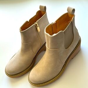 Beige size 7 women’s boots